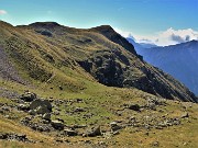 30 Vista sui magri pascoli e i roccioni della Baita Alta e verso il Monte Avaro